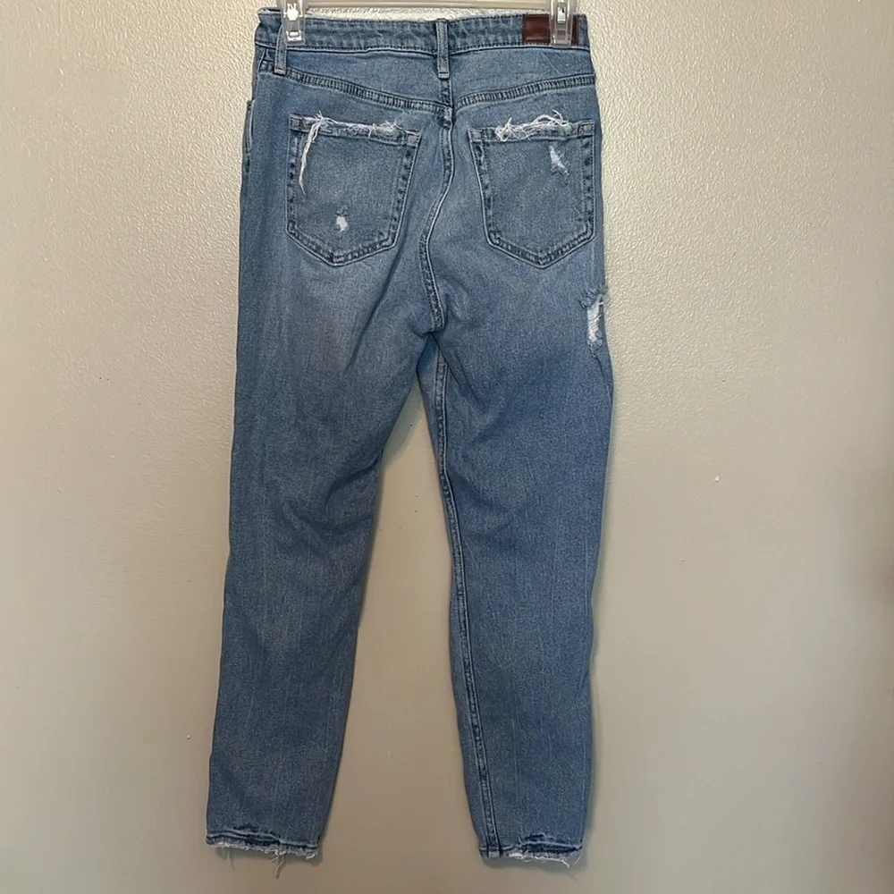 Hollister Curvy High Rise Mom Jean Vintage Stretch Size 3R. Waist 26,Length 27